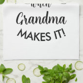 Alles schmeckt besser, wenn Oma es zur Mama macht Geschirrtuch (Gefaltet)