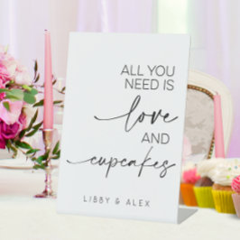 Alles was du brauchst ist Liebe und Cupcakes Hochz Sockelschild