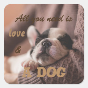 Alles, was du brauchst, ist Liebe und Hund Quadratischer Aufkleber