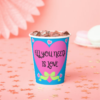 Alles, was du brauchst, ist Liebe – Valentinsherz- Pappbecher