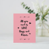 "Alles, was du brauchst, sind LIEBE Hugs und Kisse Postkarte (Stehend Vorderseite)