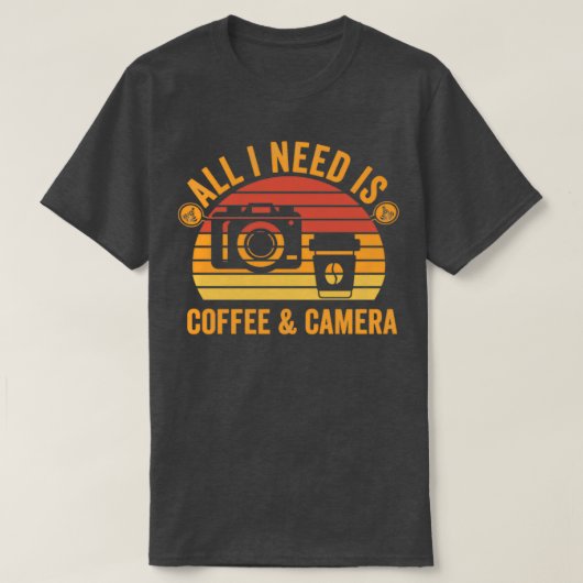 Alles, was ich brauche, ist Kaffee und Kamera T-Shirt (Design vorne)