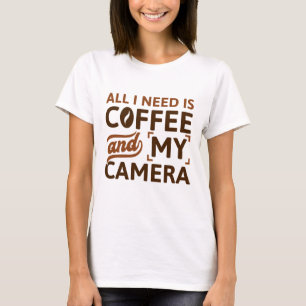 Alles, was ich brauche, ist Kaffee und meine Kamer T-Shirt