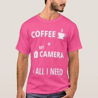 Alles was ich brauche ist Kaffee und meine Kamera  T-Shirt
