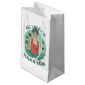 Alles, was ich brauche, ist Yoga und Yarne Phrase Kleine Geschenktüte (Vorderseite Schrägansicht)