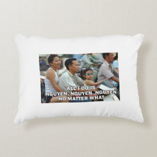 Alles was ich tue ist Nguyen, Nguyen, Nguyen Kisse Zierkissen