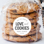 Alles, was Sie brauchen, ist Liebe & Cookies Gastg Runder Aufkleber<br><div class="desc">"Alles,  was du brauchst,  sind Liebe und Kekse." Personalisieren Sie Ihr Label mit Ihren Namen und Hochzeitsdatum in einem sauberen und modernen Design. Nutzen Sie die Gunst-Etiketten für Ihre Hochzeit oder Ihr Brautparty.</div>