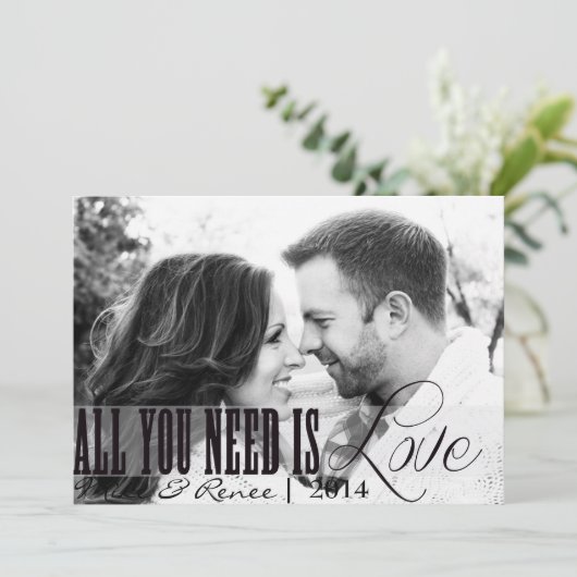 Alles, was Sie brauchen, ist LIEBE Hochzeitsankünd Ankündigung (Stehend Vorderseite)