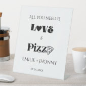 Alles, was Sie brauchen, ist Liebe & Pizzaessen. Sockelschild (In Situ)