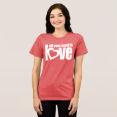 "Alles, was Sie brauchen, ist Liebe", rot, weißer  Tri-Blend Shirt (Vorderseite voll)