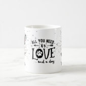 Alles was Sie brauchen ist Liebe und ein Hund (Fra Kaffeetasse (Mittel)