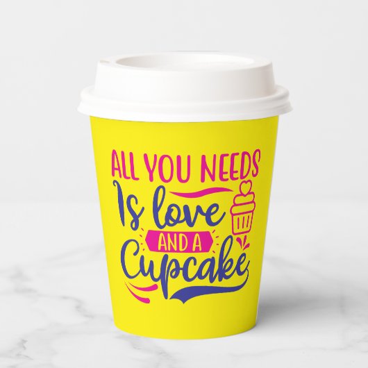 Alles, was Sie brauchen, ist Liebe und Kuchen Pappbecher (Rückseite)