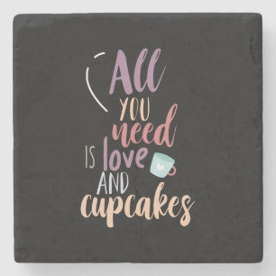 Alles was Sie brauchen ist Liebe und Kuchen. Steinuntersetzer