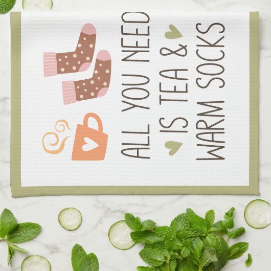 Alles was Sie brauchen ist Tee & warme Socken! Her Geschirrtuch (Gefaltet)