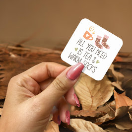 Alles was Sie brauchen ist Tee & warme Socken Quadratischer Aufkleber