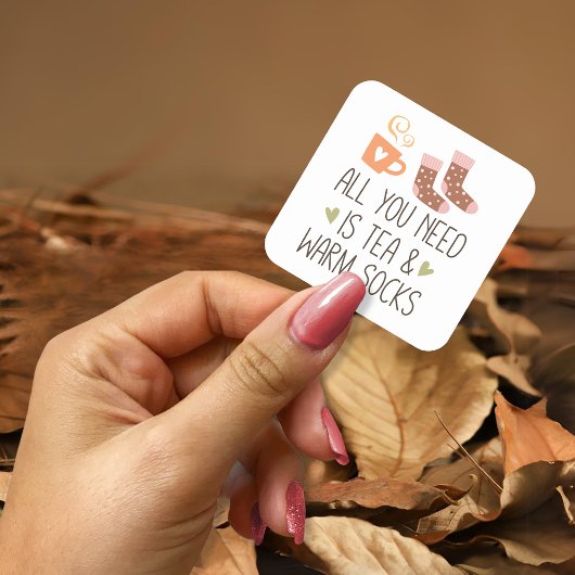 Alles was Sie brauchen ist Tee & warme Socken Quadratischer Aufkleber