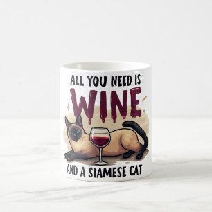 Alles was Sie brauchen ist Wein und eine siamesisc Kaffeetasse