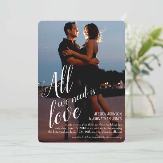 Alles was wir brauchen ist Liebe Foto Hochzeit Ein Einladung (Stehend Vorderseite)