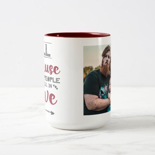 Alles, weil zwei Menschen in Liebe gefallen sind Zweifarbige Tasse (Mittel)