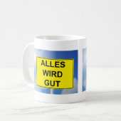 Alles wird Gut Schild mit Himmelhintergrund Kaffeetasse (Vorderseite Links)