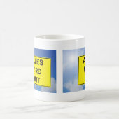 Alles wird Gut Schild mit Himmelhintergrund Kaffeetasse (Mittel)