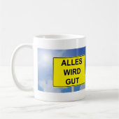 Alles wird Gut Schild mit Himmelhintergrund Kaffeetasse (Links)