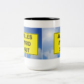 Alles wird Gut Schild mit Himmelhintergrund Zweifarbige Tasse (Mittel)