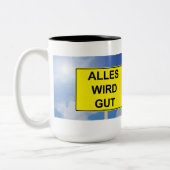 Alles wird Gut Schild mit Himmelhintergrund Zweifarbige Tasse (Links)