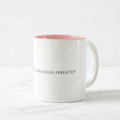 Alles wird perfekt entfaltet - zweifarbige tasse (VorderseiteRechts)