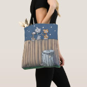 Alley Cats auf einer Zaun-Tote-Tasche Tasche (Von Nahem)