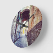 Alley in Italien Runde Wanduhr (Winkel)