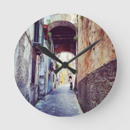 Alley in Italien Runde Wanduhr