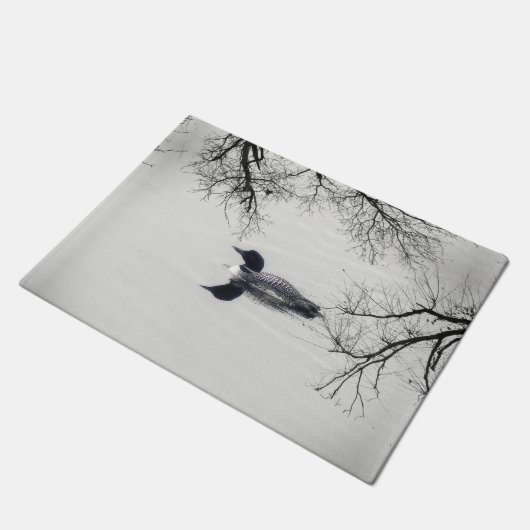 Allgemeines Loon-Schwimmen in einem Nordsee im Fußmatte (Schrägansicht)