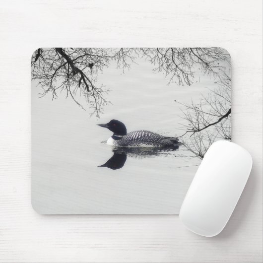 Allgemeines Loon-Schwimmen in einem Nordsee im Mousepad (Mit Mouse)