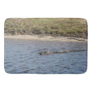 Alligator im Wasser Badematte