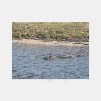 Alligator im Wasser Fleecedecke
