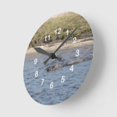 Alligator in der Wassermauer Runde Wanduhr (Winkel)