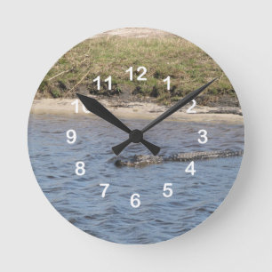 Alligator in der Wassermauer Runde Wanduhr