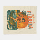 Alligator Surfing Beach Pin-up | Retro Coastal Art Fleecedecke (Vorderseite (Horizontal))