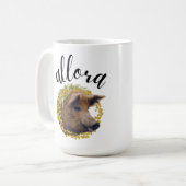 Allora (mit einem Blume-Kranz aus Wollschwein und Kaffeetasse (Vorderseite Links)