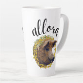 Allora (mit einem Blume-Kranz aus Wollschwein und  Milchtasse (Rechte Ecke)