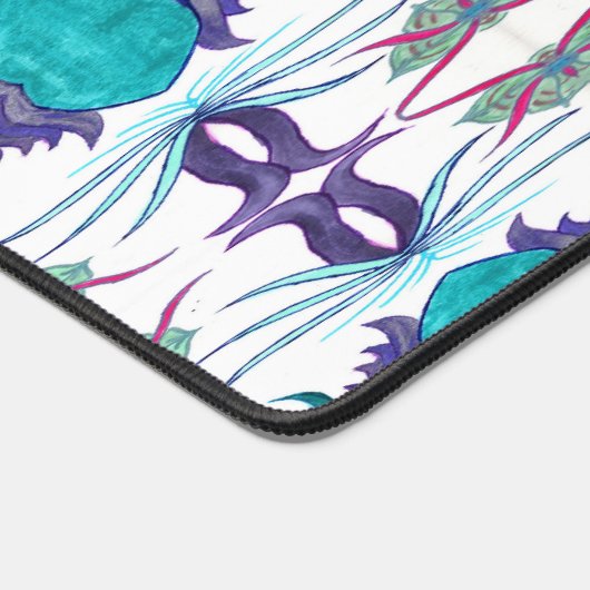 AllureArewa C/M auf einer Schreibtischmatte (Ecke)