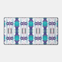 AllureArewa C/M auf einer Schreibtischmatte