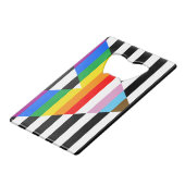 Ally Progress Pride Flag Geldbeutel Flaschenöffner (Rückseite Schrägansicht)