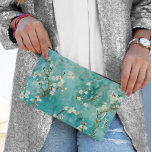 Almond Blossoms Blue Vincent Van Gogh Zubehörtasche<br><div class="desc">Dieses Design kann durch Auswahl der Option Design bearbeiten personalisiert werden. Sie können auch auf andere Gegenstände übertragen. Kontaktieren Sie mich unter colorflowcreations@gmail.com oder nutzen Sie die Chat-Option oben auf der Seite, wenn Sie dieses Design auf einem anderen Produkt haben möchten oder Hilfe bei diesem Design benötigen. Ich kann bei...</div>