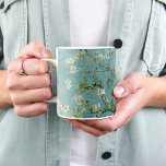 Almond Blossoms | Vincent van Gogh Kaffeetasse<br><div class="desc">Mandelblüten (1890) des niederländischen Künstlers Vincent van Gogh (1853-1890). Van Goghs Almond-Blüten-Gemälde zeigen ein zartes Set aus weißen Blume gegen einen strahlenden türkisfarbenen Himmel, das für neues Leben und Erneuerung steht. Die eleganten Äste und fließenden Linien, die von japanischer Kunst Inspiriert werden, schaffen ein Gefühl der Gelassenheit und natürlichen Schönheit....</div>