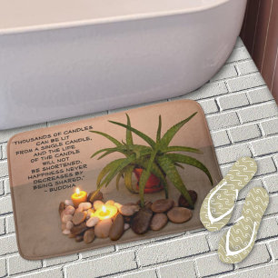 Aloe-Kerzen und Flusssteine Glückszitat Badematte
