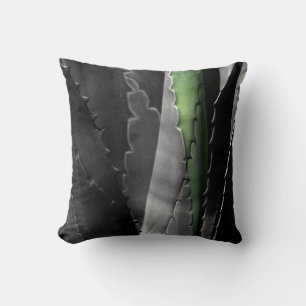 Aloe - Makro Fine Art Fotograf in Schwarz und Weiß Kissen