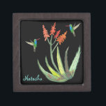 Aloe Vera Succulent Hummingbirds Wasserfarbe CUSTO Kiste<br><div class="desc">Diese handbemalte Aquarellfarbe in der Pflanze in der Blume zieht zwei niedliche Kolibris an und wird dieser Geschenkboxen mit Sicherheit noch mehr Eleganz verleihen. Passen Sie mit Ihrem Namen oder anderen Informationen an. Karo in meinem Shop für viele weitere passende Artikel!</div>