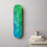 "Aloha" coole Typografie Blaue Ananas ombre Skateboard<br><div class="desc">"Aloha" Bringen Sie ein bisschen der hawaiianischen Inseln in die Straßen Ihrer Stadt, wenn Sie diese farbenfrohe, schicke, auffällige, stilvolle, moderne Skateboard mit knuspriger, handgeschriebener Schrift-Typografie über ein bedrücktes grafisches Ananas-Muster in einem lebendigen türkisfarben, blau und grün-ombre benutzen. Macht jedes Mal, wenn Sie auf dem Bürgersteig surfen, ein lustiges und...</div>